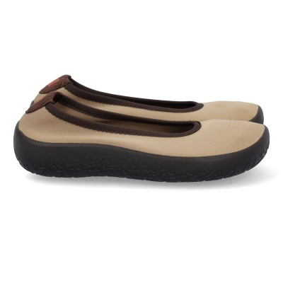 Sapatilhas bege e castanhas com sola preta sobre fundo branco.