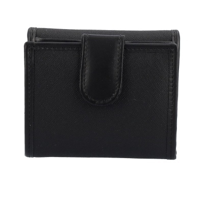 Carteira preta de tecido com aba em couro e costuras visíveis