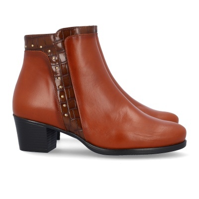 Botas castanhas em couro com salto médio e detalhe lateral em padrão croco castanho escuro com tachas douradas