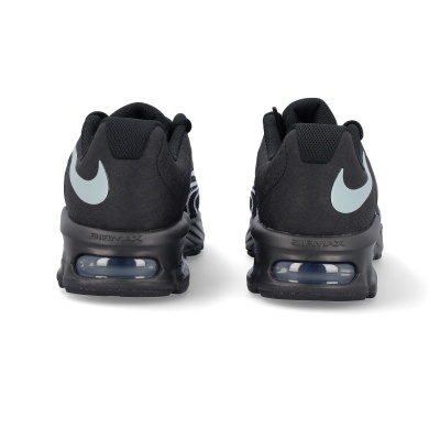 Ténis pretos Nike Air Max vistos de trás