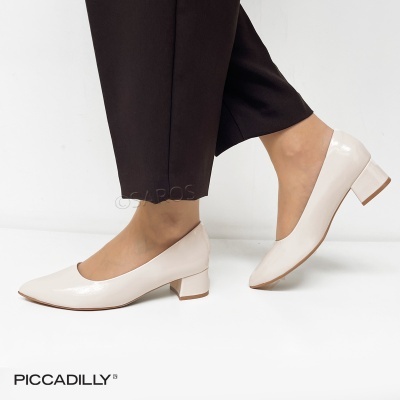 Sapatos de salto médio bege de verniz com bico arredondado