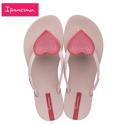 Chinelos Ipanema cor-de-rosa com coração vermelho nas tiras