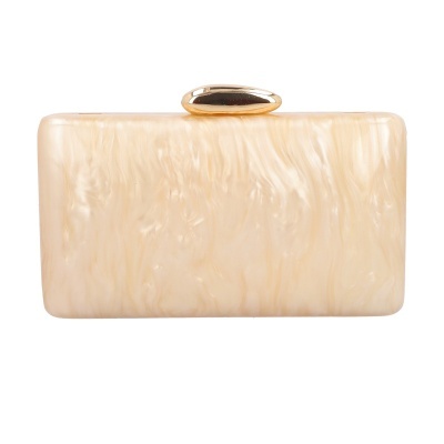 Clutch bege marmoreado com fecho dourado oval