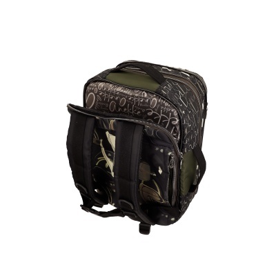 Mochila preta e verde com padrão de letras e alças acolchoadas