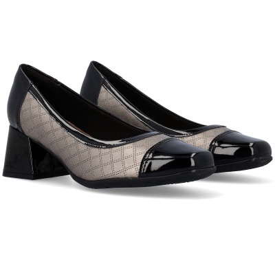 Sapatos de salto médio cinza com padrão xadrez e verniz preto