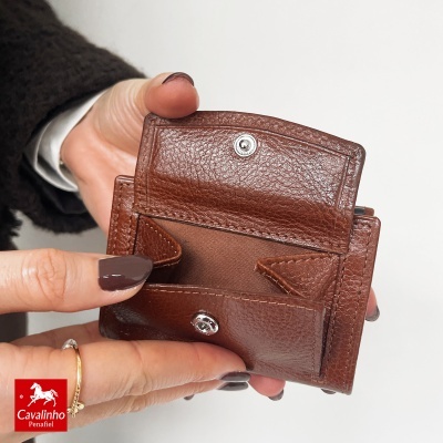 Carteira pequena de pele castanha com fecho metálico aberta