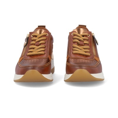 Sapatilhas castanhas de couro com atacadores e sola branca