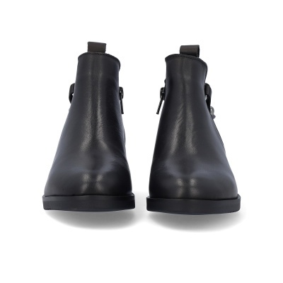 Botins pretos em pele com fecho lateral