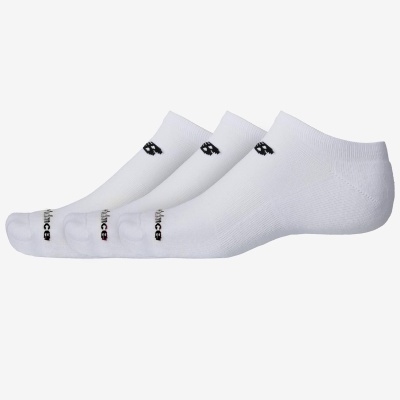 Três pares de meias brancas curtas New Balance com logo preto em fundo branco.