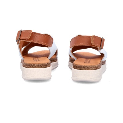 Sandálias castanhas e brancas com sola branca vistas de trás