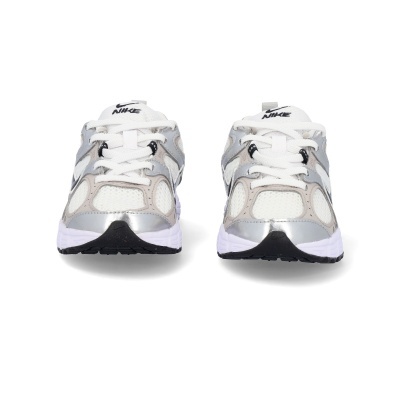 Sapatilhas Nike brancas e prateadas vistas de frente em fundo branco.