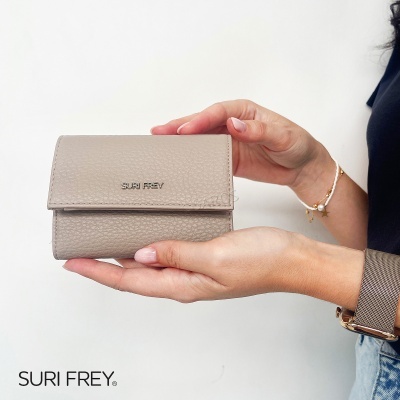 Carteira bege claro com logótipo SURI FREY sendo segura por mãos femininas