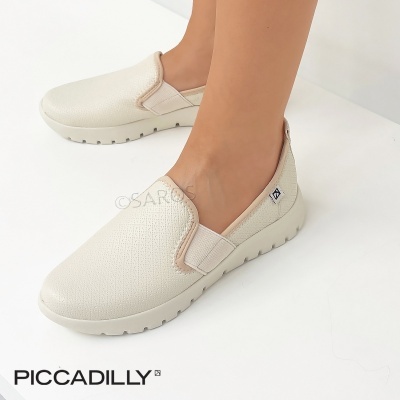 Sapatos slip-on bege claro da marca PICCADILLY com sola antiderrapante e detalhe elástico lateral.