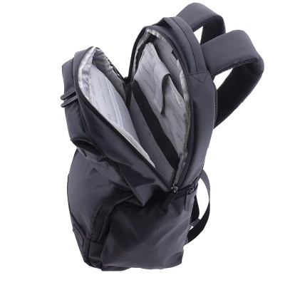Mochila preta com interior cinza e vários compartimentos