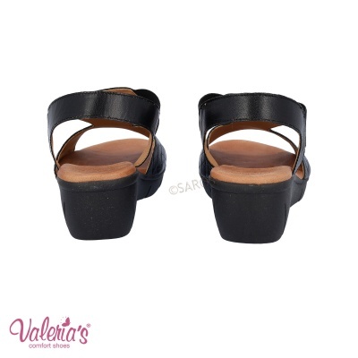 Sandálias pretas de mulher com salto baixo e tiras largas abertas atrás