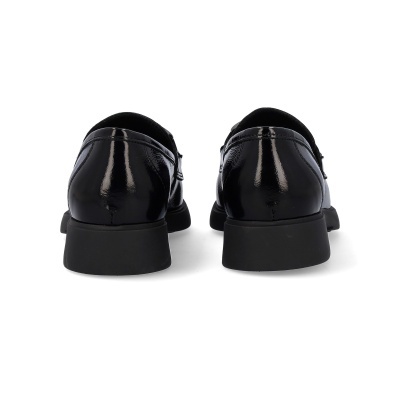 Sapatos pretos em verniz vistos de trás