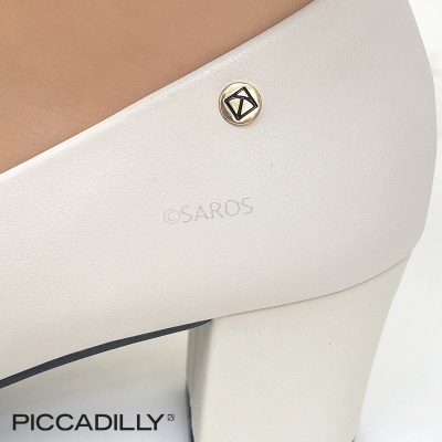 Sapato de salto quadrado branco com detalhe metálico redondo e gravação ©SAROS