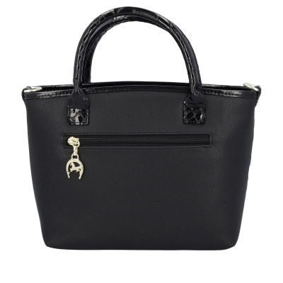 Mala de mão preta com alças em padrão crocodilo e pendente metálico