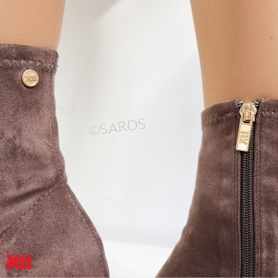 Botins femininos em camurça castanha com fecho dourado e botão decorativo, sobre fundo branco