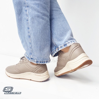 Ténis masculinos bege claro Skechers com sola branca e detalhes castanhos