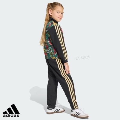 Conjunto desportivo infantil da Adidas com casaco floral preto e calças pretas com riscas amarelas