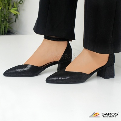 Sapatos pretos com salto baixo e textura imitando pele de cobra