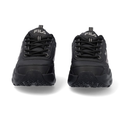 Par de ténis pretos FILA com atacadores e solas grossas