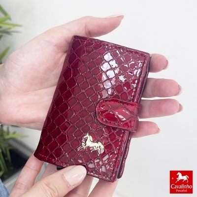 Carteira pequena vermelha em pele com padrão crocodilo e logo Cavalinho