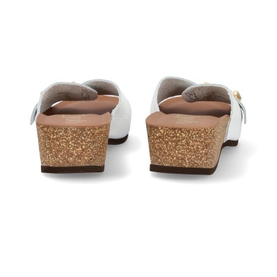 Sandálias brancas com sola de cortiça vista de trás