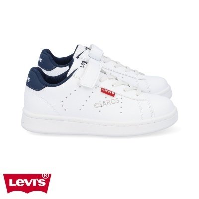 Ténis brancos Levi's com detalhes azuis e etiqueta vermelha