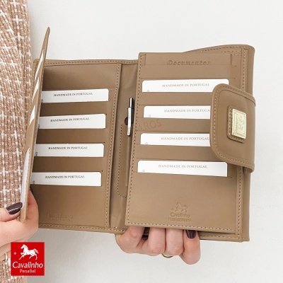 Carteira de pele castanha clara com compartimentos para cartões e fecho dourado