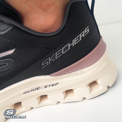 Ténis Skechers pretos com sola branca e detalhes rosa claro