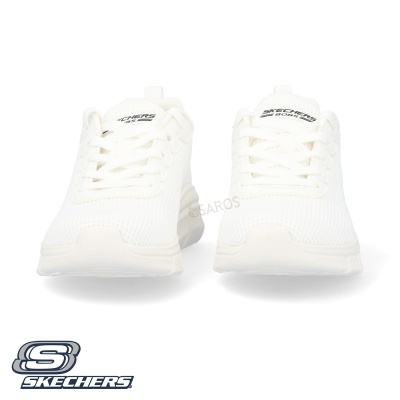 Par de sapatilhas brancas Skechers com malha e logo visível