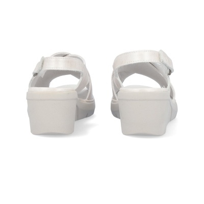 Sandálias brancas femininas com salto médio e tiras largas