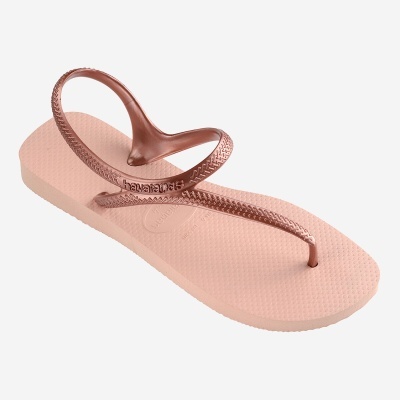 Sandália rasa de dedo rosa claro com correias metálicas cor cobre e marca Havaianas