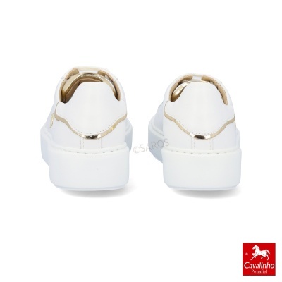 Sapatilhas brancas com detalhes dourados metálicos e sola branca