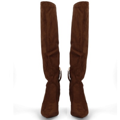 Botas altas castanhas em camurça sintética com fecho dourado lateral.