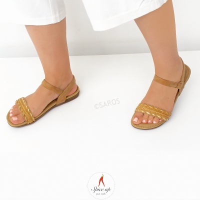 Sandálias rasas castanho claro com contas douradas e tiras ajustáveis