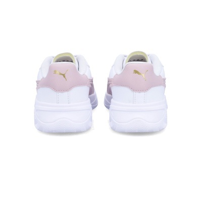 Ténis brancos com detalhes rosa claro e logo PUMA dourado vistos de trás