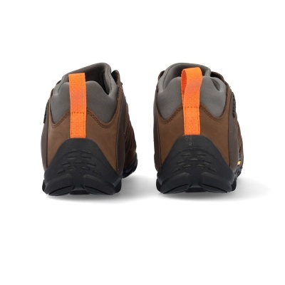 Par de sapatos outdoor castanhos com detalhes em cinza e tiras laranja nas traseiras