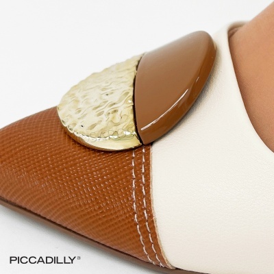 Sapatilha bicolor castanho e creme com detalhes metálicos dourados e bege brilhante no bico