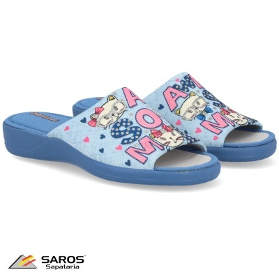 Chinelos de senhora azuis com padrão de gatos e corações.