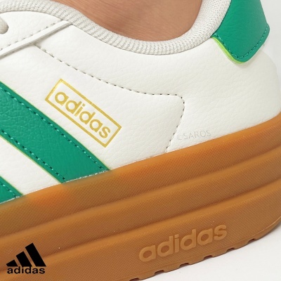 Ténis de couro branco com detalhes em verde e sola castanha marca adidas