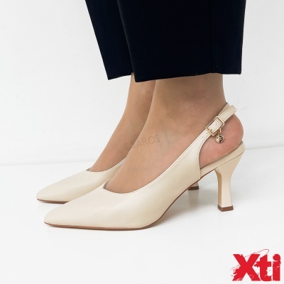 Sapatos de salto creme com alça e fivela dourada