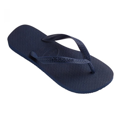 Sandália havaianas azul escura de borracha com tiras e sola texturizada.