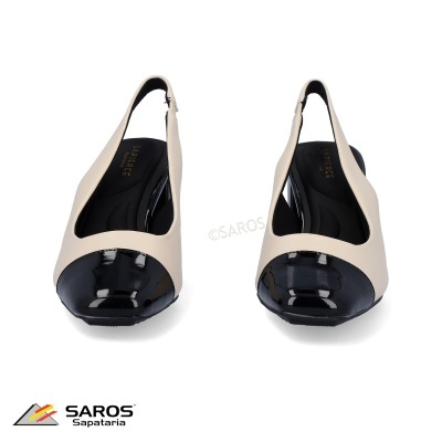 Sapatos de mulher bege com biqueira preta e salto baixo