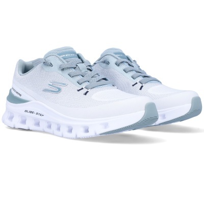 Par de ténis Skechers cinza claro e branco com sola branca e logo visível