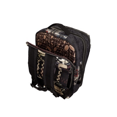 Mochila geométrica e de texto com alças acolchoadas vista de costas