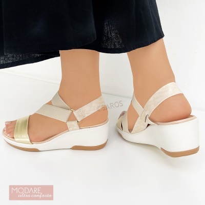 Sandálias femininas bege e dourado Modare num fundo branco