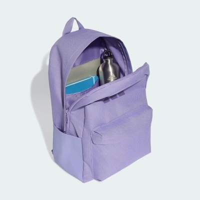 mochila lavanda aberta com garrafa Adidas, caderno azul e objeto cinzento
